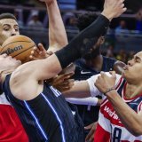 Kyshawn George (à droite) à la lutte au rebiond face à Moritz Wagner, KEYSTONE/AP/Kevin Kolczynski
